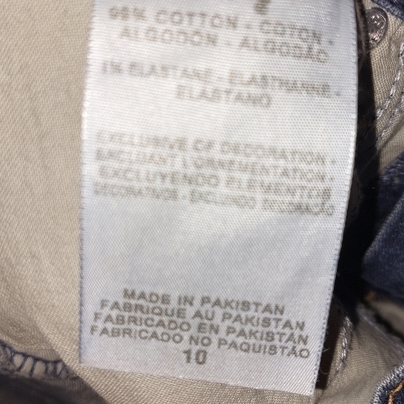 Levis Strauss Bermuda Misses Perfectly Slimming Shorts Size 10 NWT - Picture 8 of 10